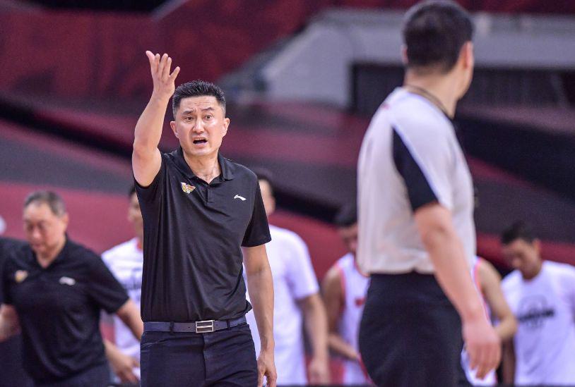 错失绝杀良机！张文逸关键球走步，杜锋场边苦笑动作满是无奈